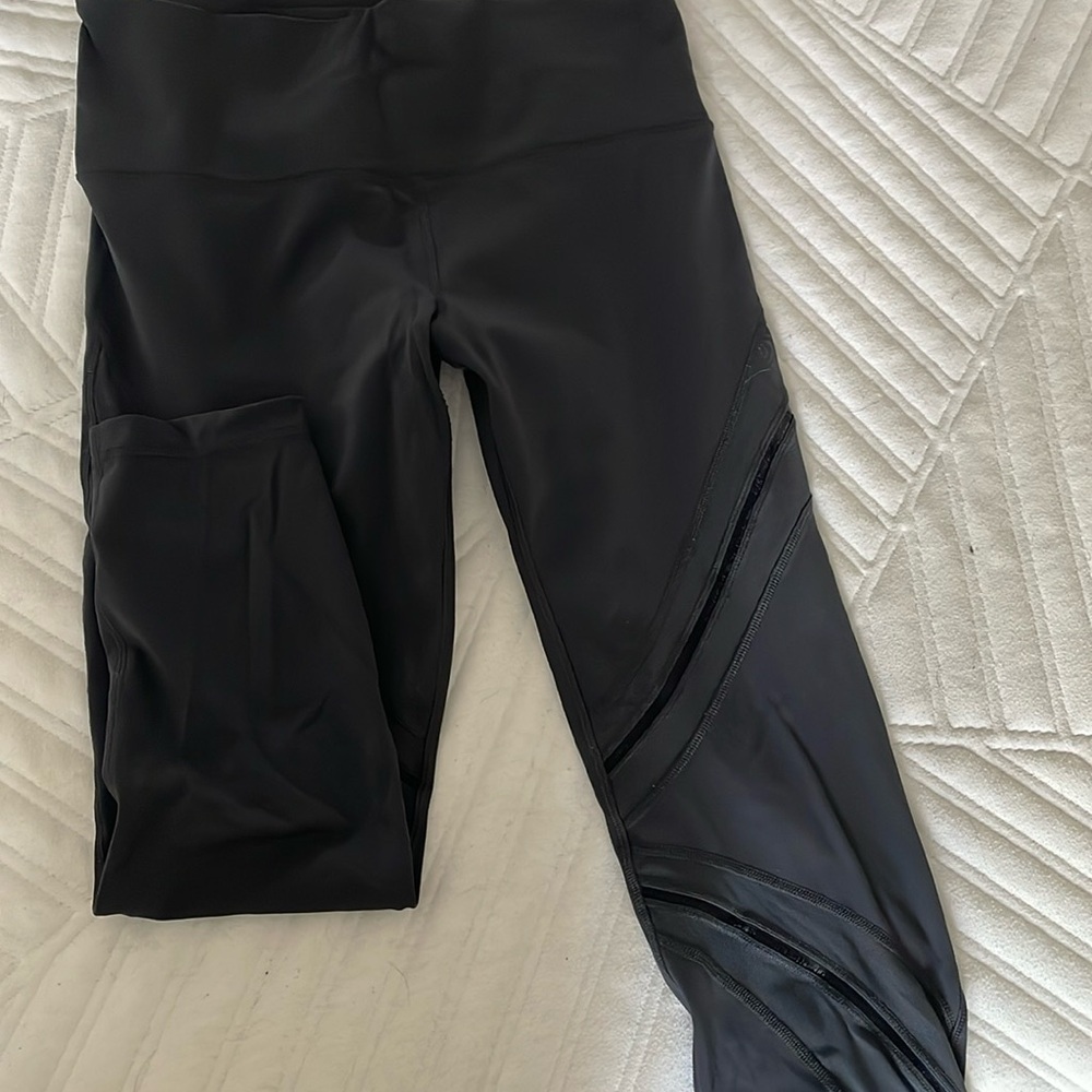 Lulu Lemon Wunder Under High-Rise Crop in Dark Grey